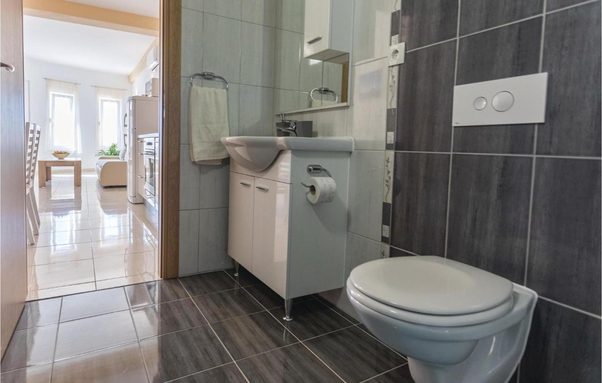 1 Bedroom Amazing Apartment In Komarna Klek Exterior foto
